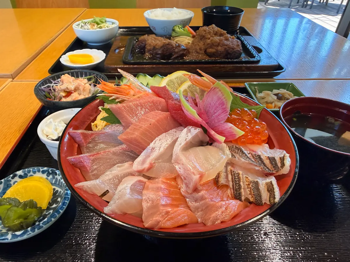「海鮮処まるみつ」の海鮮丼セット9種盛④