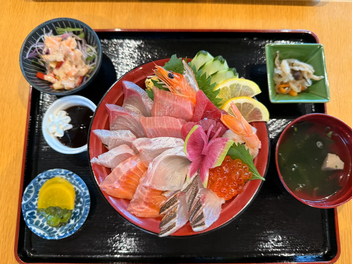「海鮮処まるみつ」の海鮮丼セット9種盛⑤