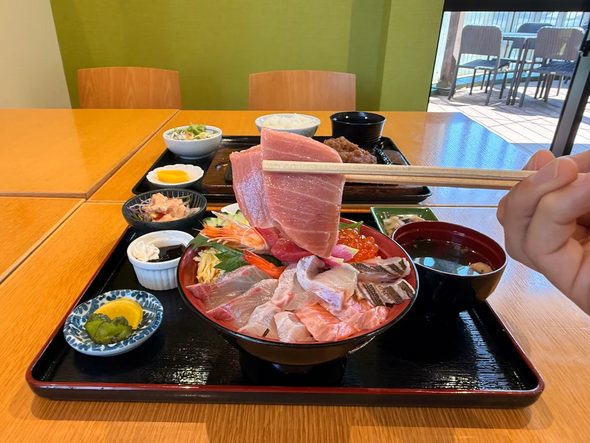 「海鮮処まるみつ」の海鮮丼セット9種盛⑥