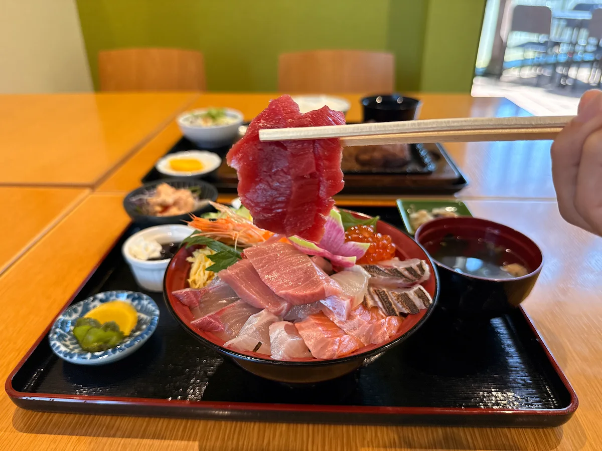 「海鮮処まるみつ」の海鮮丼セット9種盛⑦