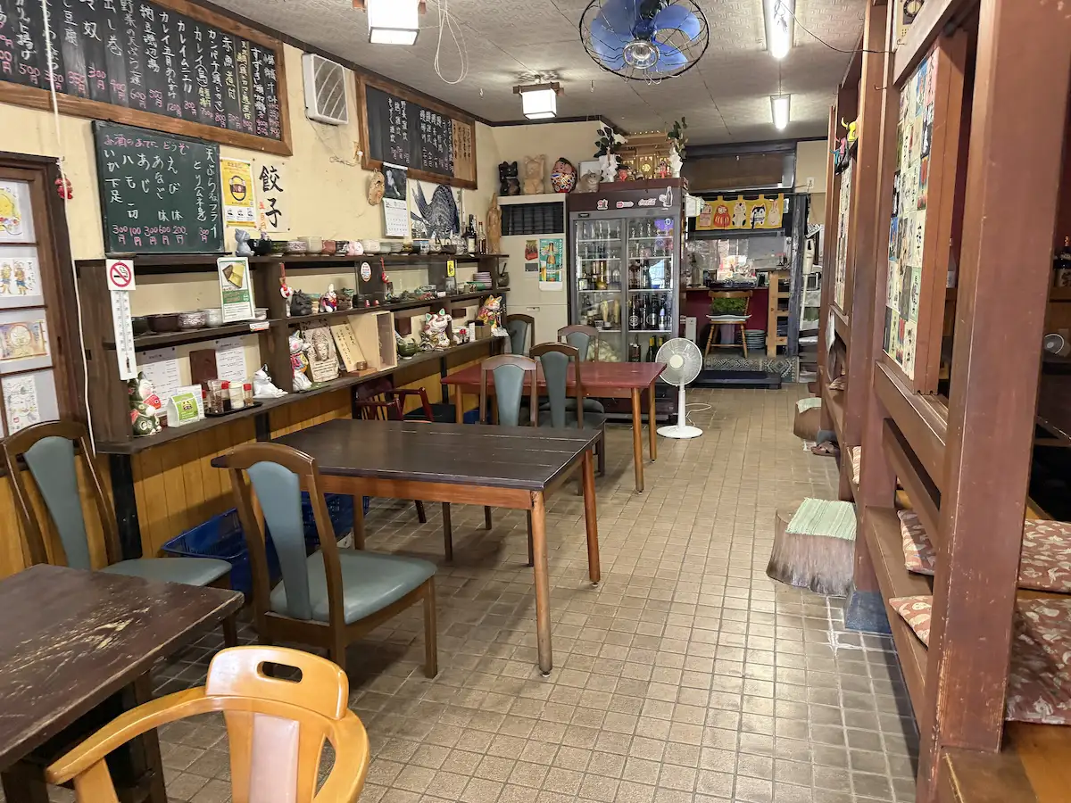 「うなぎや食堂」の店内①