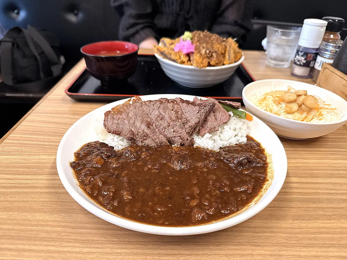「清柳食産」の博多和牛の黄金カレー・ステーキのせと和牛ステーキかつ重を堪能（柳川市）