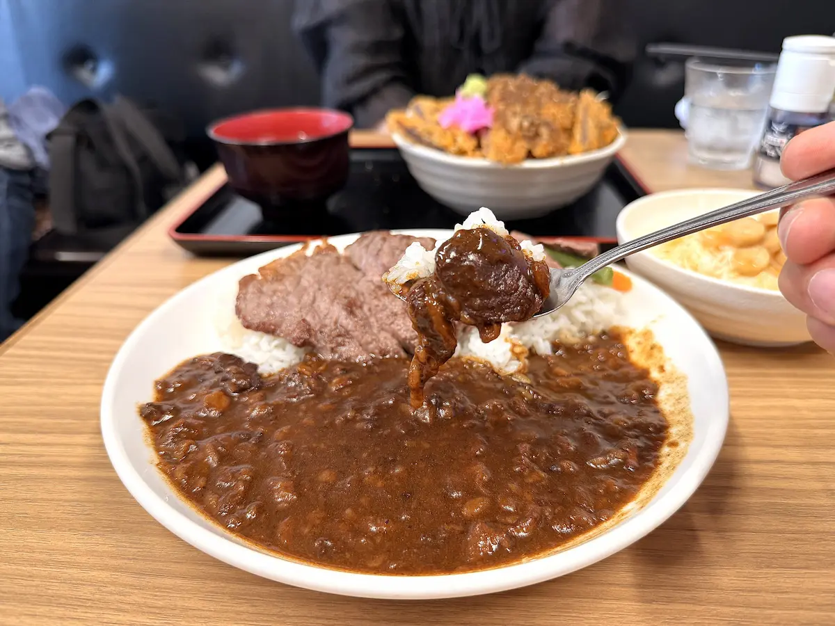 「清柳食産」の博多和牛の黄金カレー ステーキのせ③