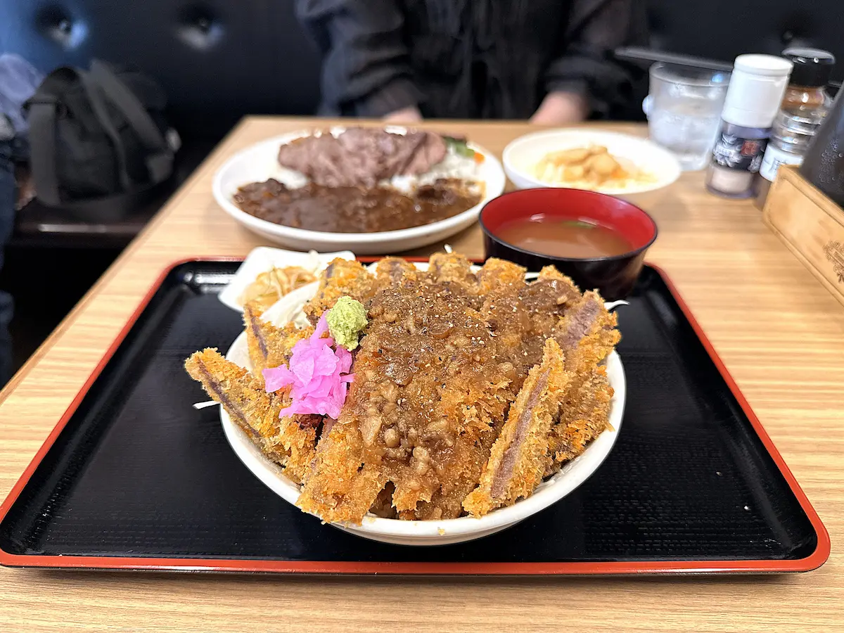 「清柳食産」の和牛ステーキかつ重①