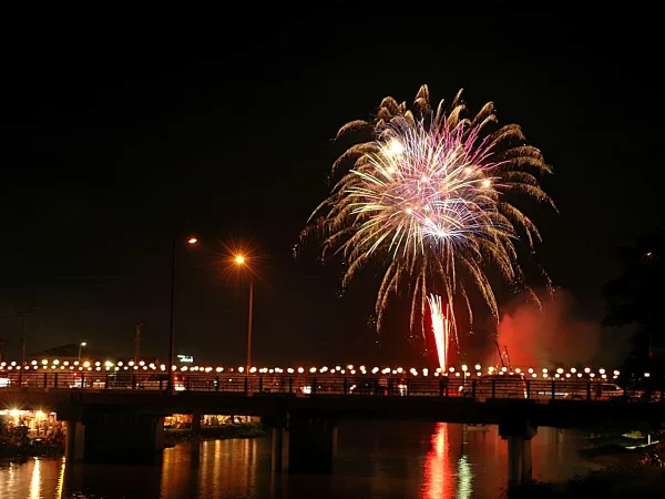 『甘木川花火大会2026』約4000発の大小の花火と仕掛花火が夜空を色鮮やかに照らす！