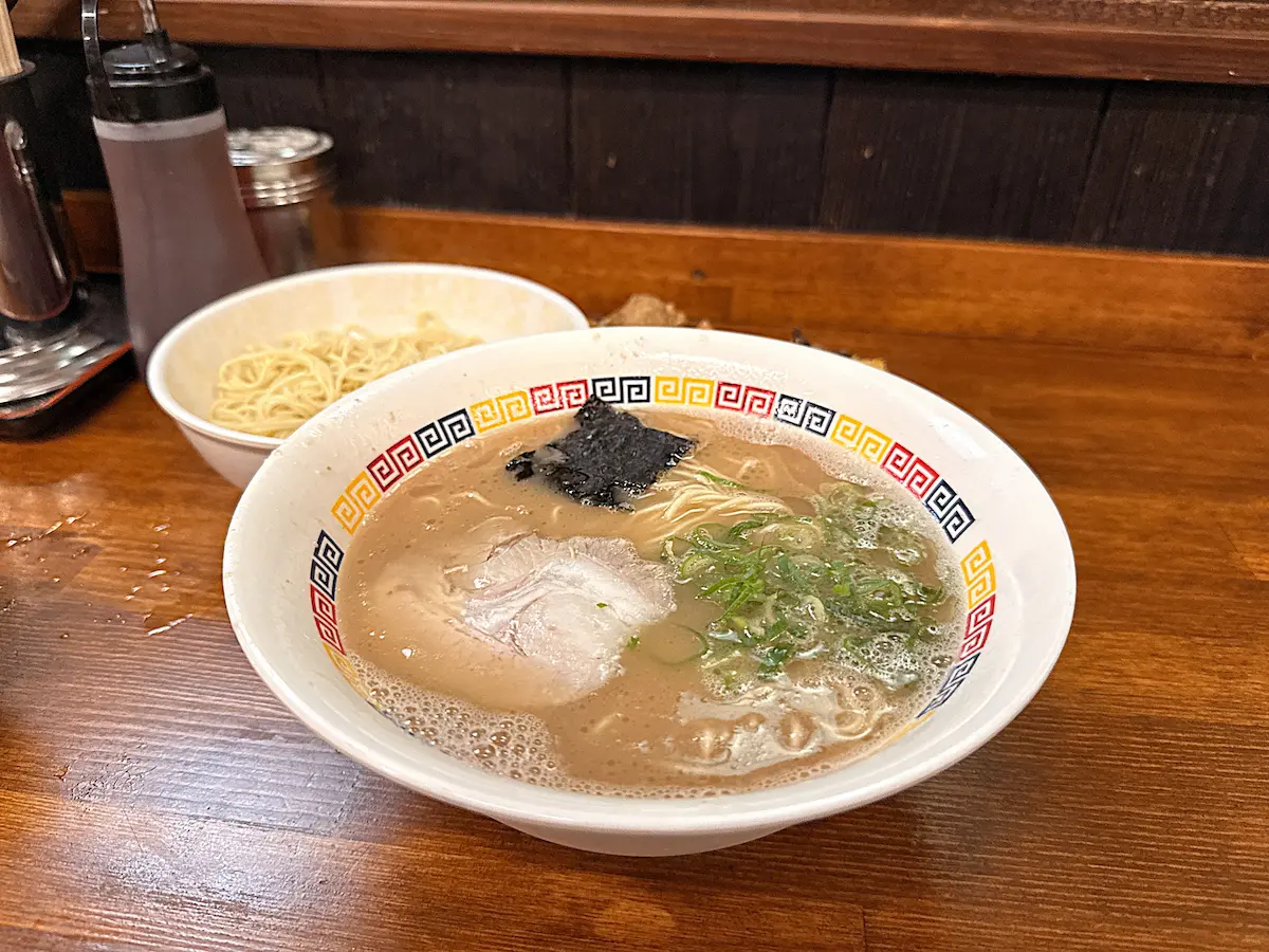 「丸星ラーメン本店」でラーメンと無料の総菜を堪能（久留米市）