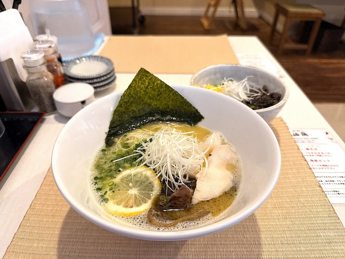 「炭と鶏そば 福鶏」で濃厚鶏白湯と香ばしい鶏飯セットを堪能！朝は明太子食べ放題も（うきは市）