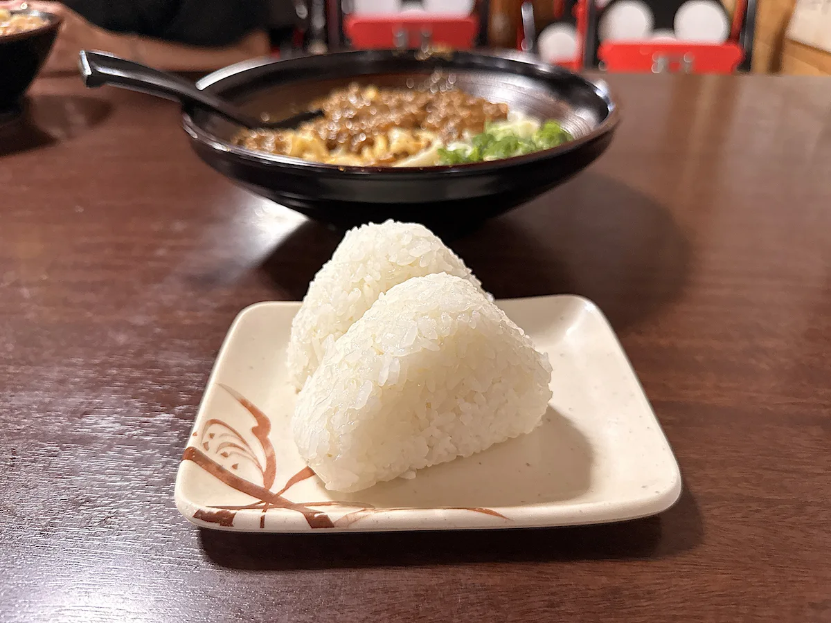 「立花うどん」のおにぎり