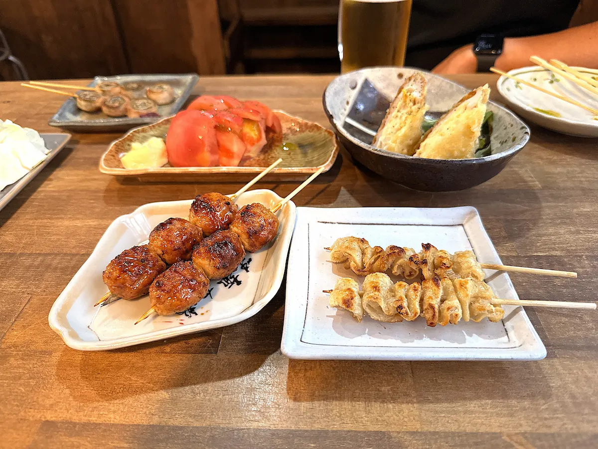 「ウッチャン家」のつくね（たれ）と鳥皮（塩）